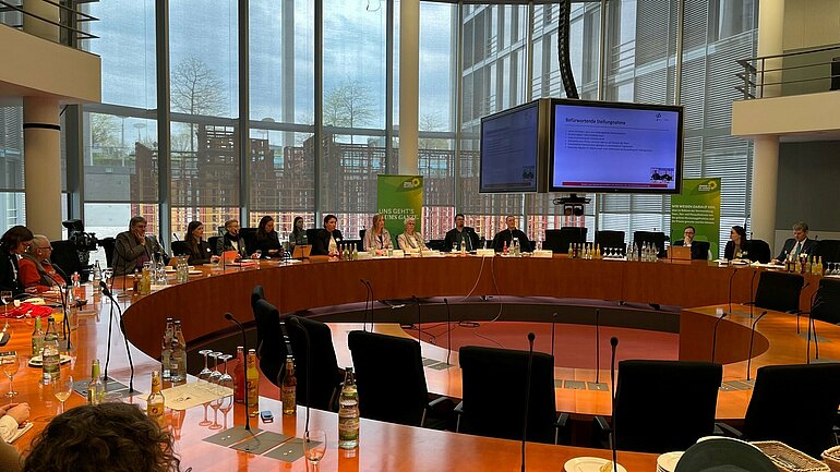 Die Vor-Ort-Teilnehmer*innen des Fachgesprächs im Bundestag.