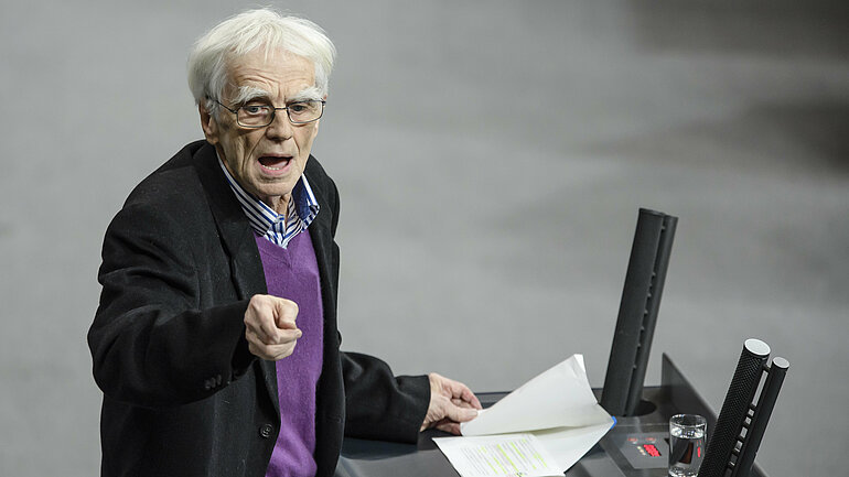 Hans-Christian Ströbele gestikuliert bei einer Rede im Bundestag.