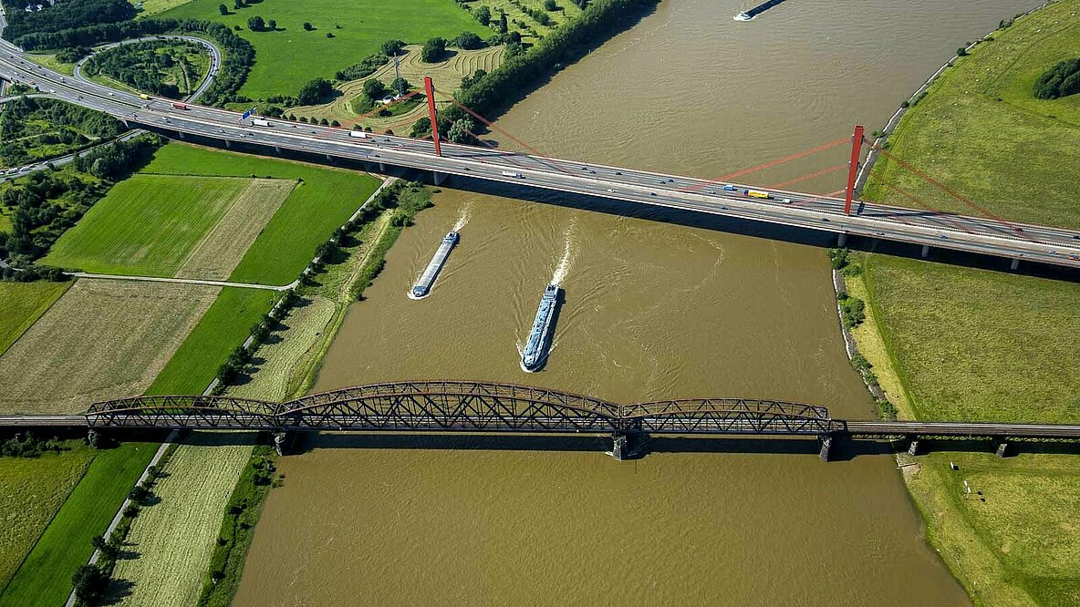 Autobahnbrücke und Eisenbahnbrücke über den Rhein