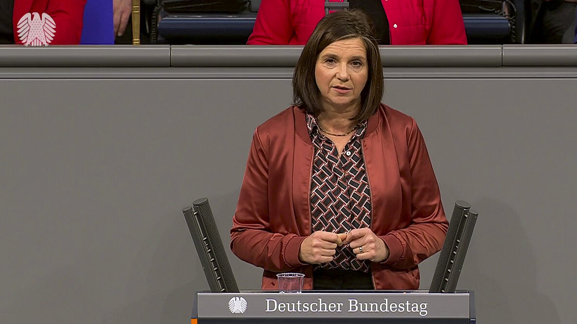 Katrin Göring-Eckardt am Redepult des Deutschen Bundestages