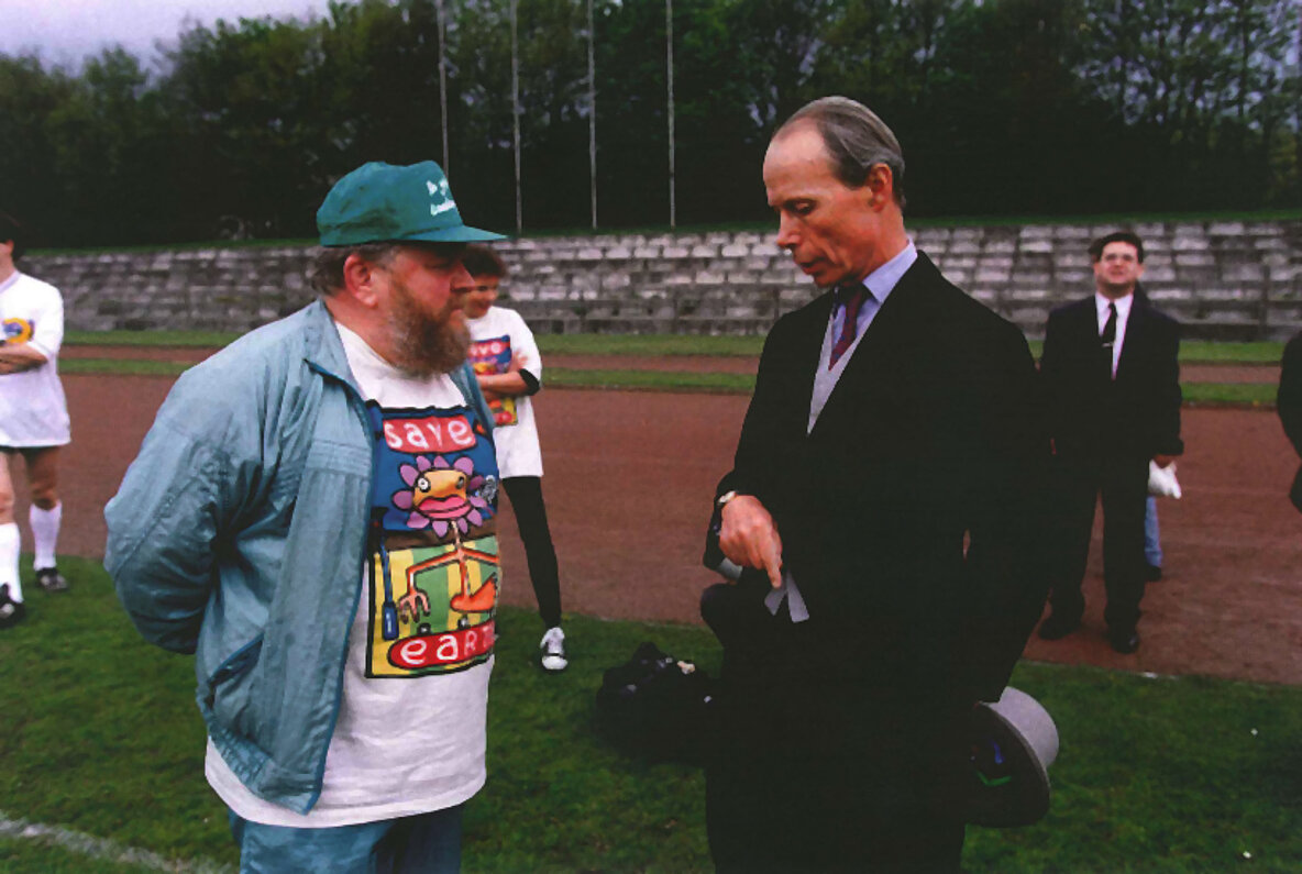 Tulpe-Manager der ersten Stunde Willi Ruhl mit brit. Botschafter Sir Nigel Bloomfield beim Spiel gegen die Britische Botschaft in Bonn 1995