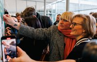 Luise Amtsberg und Franziska Brantner markieren ihren Wahlkreis auf einer Wahlkreiskarte.