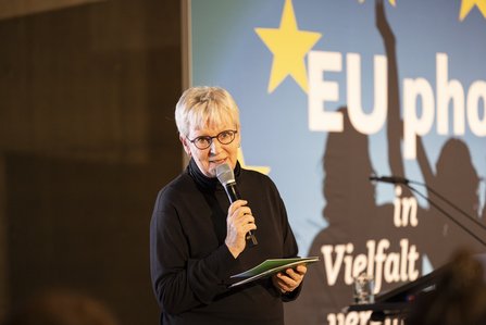Maria Klein-Schmeink moderierte den Parlamentarischen Abend zum Frauentag.