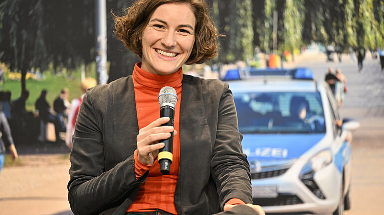 Marie Bröckling, Journalistin, redet über automatisierte Polizeiarbeit.