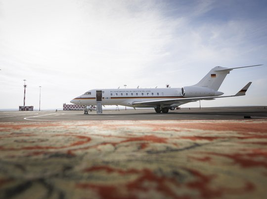 Ein Flugzeug der Flugbereitschaft steht auf einem Rollfeld