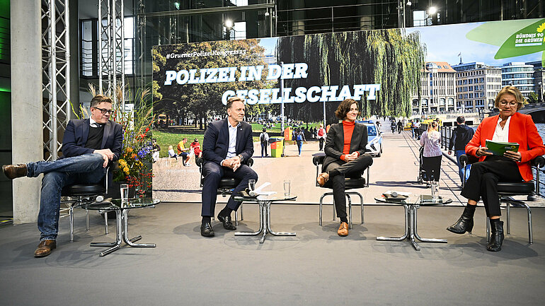 Dr. Konstantin von Notz, Holger Münch, Marie Bröckling und Christiane Meier (v.l.n.r.) reden über automatisierte Polizeiarbeit.