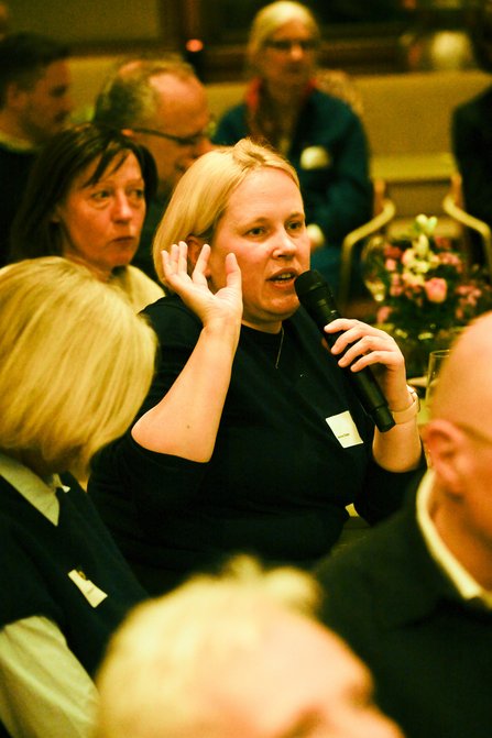 Die Schriftstellerin Anne Rabe stellt eine Frage aus dem Publikum