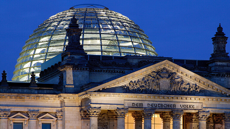 Berlin, Reichstagskuppel und Portal in der Daemmerung