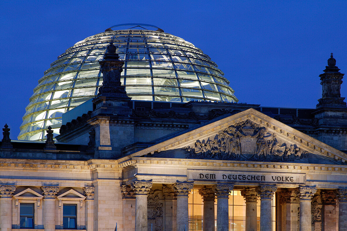 Berlin, Reichstagskuppel und Portal in der Daemmerung