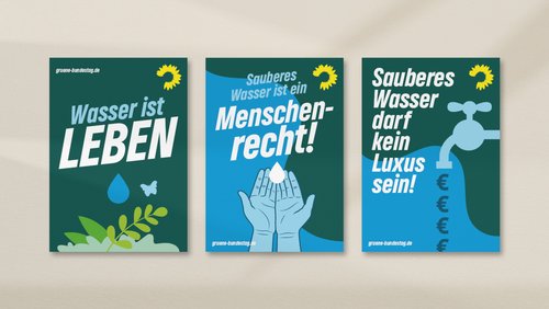 3 Postkarten liegen auf einem Tisch