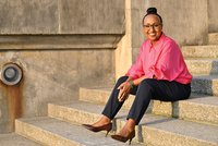 Eine Porträtaufnahme von Awet Tesfaiesus vor dem Reichstag