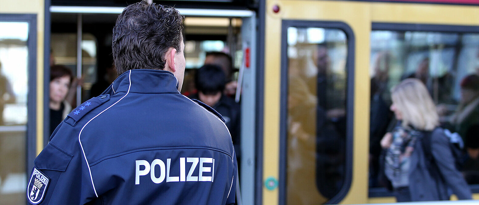 Ein Polizist steht vor einer S-Bahn