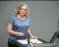 Julia Verlinden hält eine Rede am Rednerpult im Plenarsaal. 