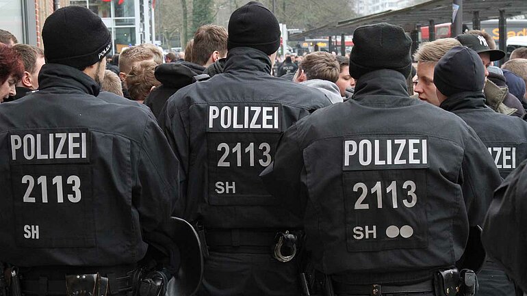Polizeikontrolle im Fußballstadion  in Kiel