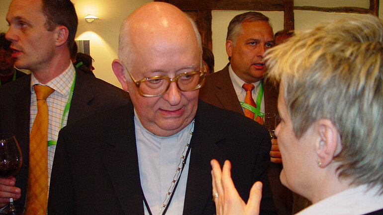 Georg Kardinal Sterzinsky, Erzbischof von Berlin, und Renate Künast, Fraktionsvorsitzende, im Gespräch beim grünen Empfang anläßlich des 96. Katholikentags in Saarbrücken                     