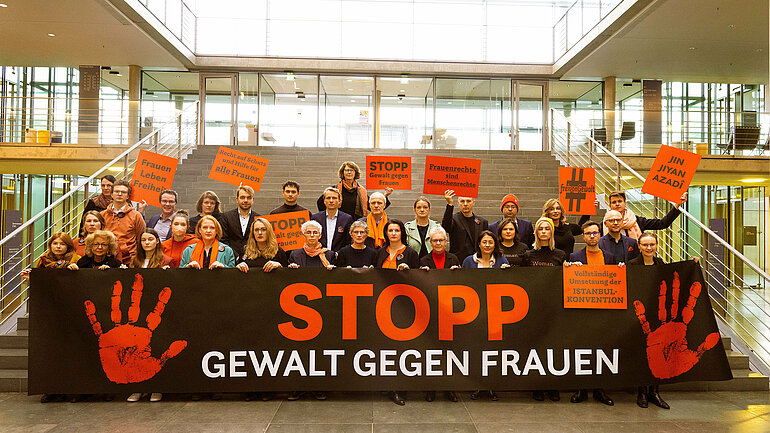 Abgeordnete der Grünen Bundestagsfraktion halten ein Banner mit dem Schriftzug "Stopp Gewalt gegen Frauen".