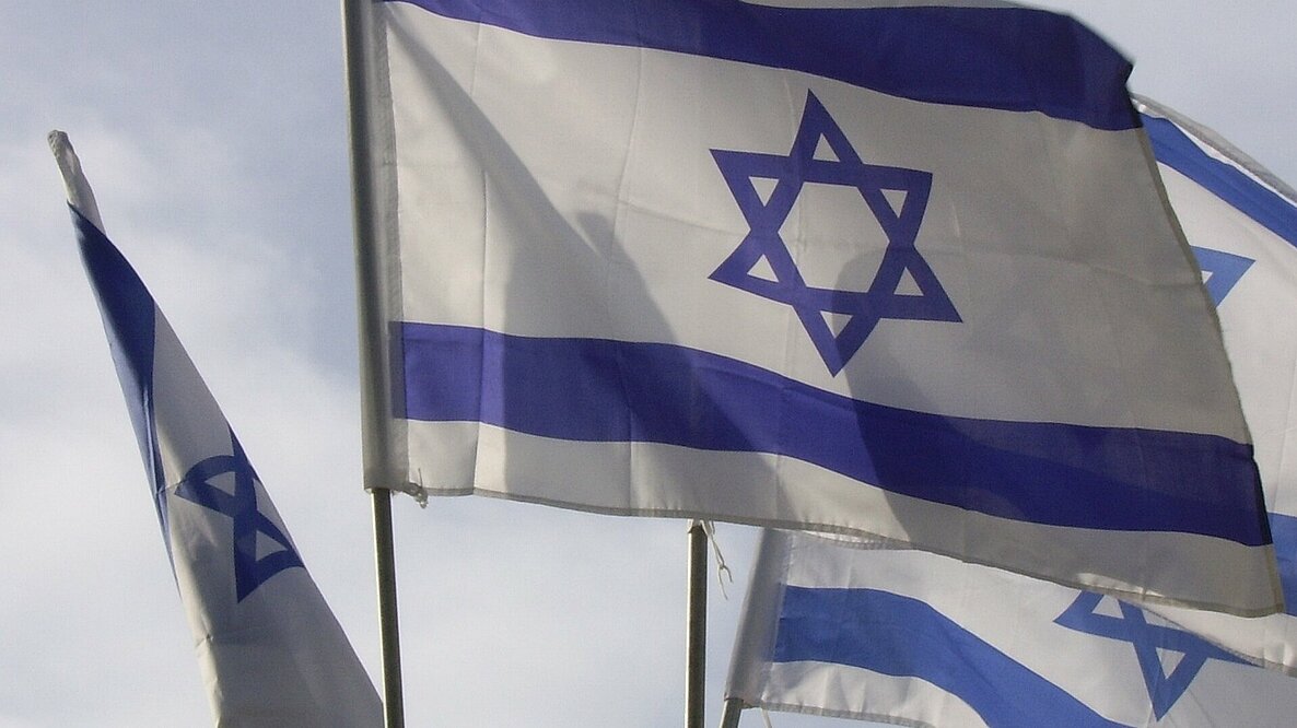 Israelische Flaggen im Wind