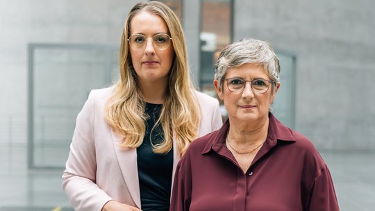 Katharina Dröge und Britta Haßelmann stehen nebeneinander