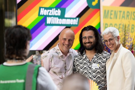 Sven Lehmann und Ulle Schauws werden mit einem Gast in der Mitte fotografiert