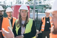 Katharina Dröge mit Bauhelm sowie weiteren MdB auf einem Ortsbesuch mit Leipzig