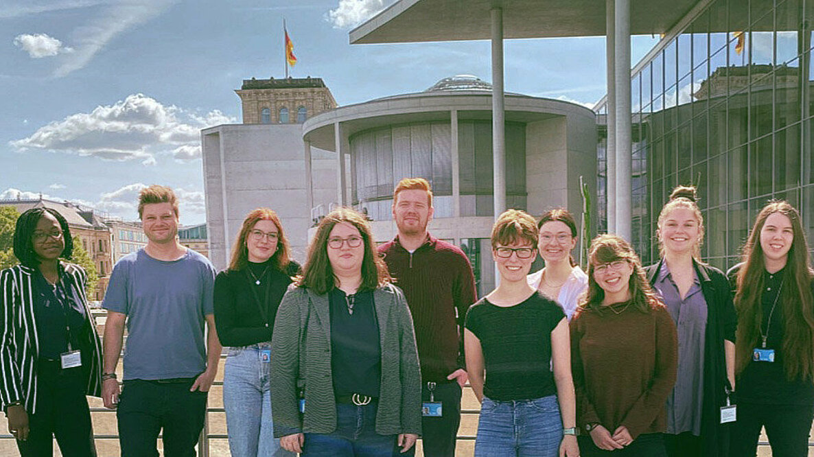 Gruppenbild mit Auszubildenden in der Bundestagsfraktion Bündnis 90/Die Grünen