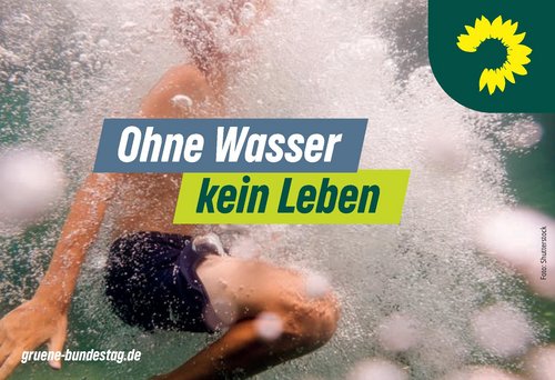 Ein Unterwasserbild, das einen Jungen zeigt, der gerade ins Wasser gesprungen ist, darüber steht:"Ohne Wasser kein Leben"