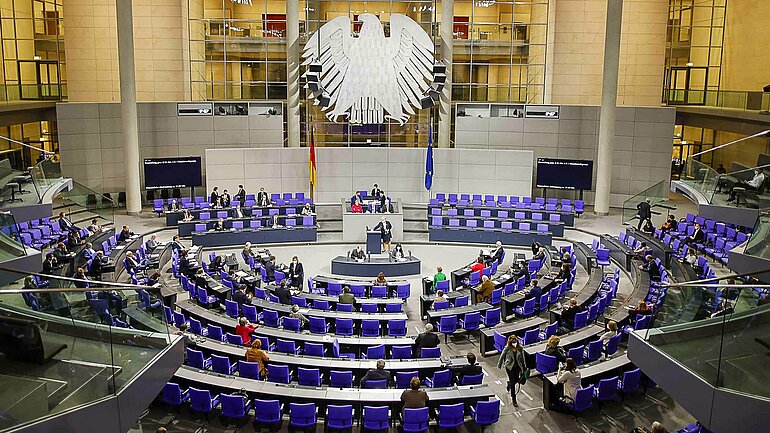 Blick in den PLenarsaal des Bundestages bei der 204. Sitzung des Parlaments. Auch unter den schwierigen Bedingungen der Pandemie vertreten wir Grüne im Bundestag als Opposition die Linie, Kritik, wo es nötig ist und machen, wo es sinnvoll ist. 