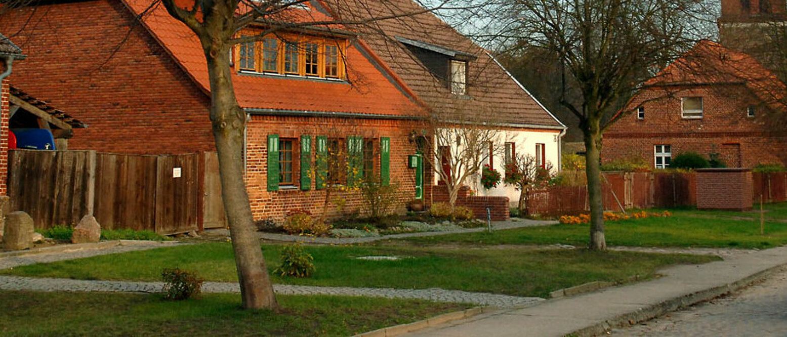 Wohnhäuser, die Dorfstraße und die Kirche im kleinen Dorf Ringenwalde im Biosphärenreservat Schorfheide/Chorin