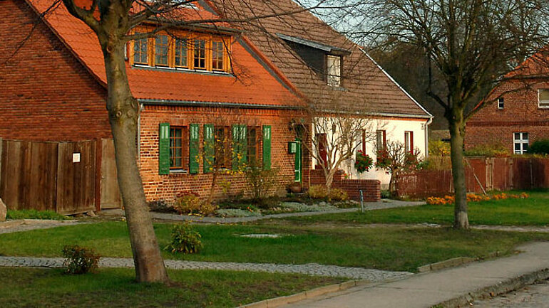 Wohnhäuser, die Dorfstraße und die Kirche im kleinen Dorf Ringenwalde im Biosphärenreservat Schorfheide/Chorin