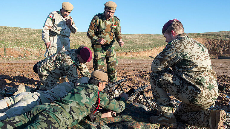 Bundeswehrsoldaten bilden am 12.01.2015 im "Zeravani Training Centre" in Bnaslava in der Nähe von Erbil in Kurdistan Peschmerga-Kämpfer an deutschen Waffen aus. 