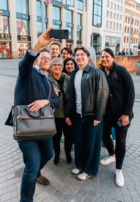 Grüne Bundestagsabgeordnete machen ein Selfie in der Innenstadt von Leipzig.