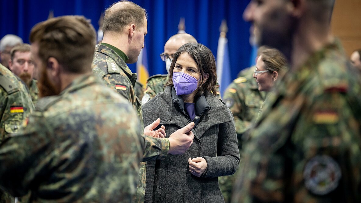 Außenministerin Baerbock spricht mit Soldaten im Kosovo