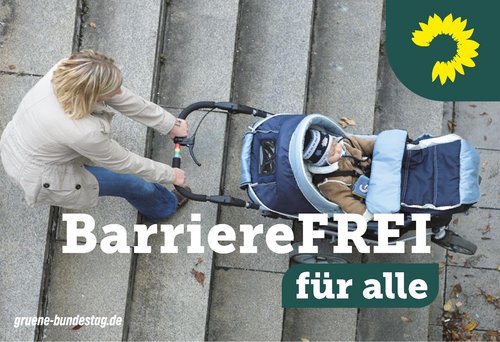 Eine Frau schiebt einen Kinderwagen die Treppen herunter, darüber steht "Barrierefrei für alle", oben rechts das Sonnenblumenlogo der grünen Bundestagsfraktion