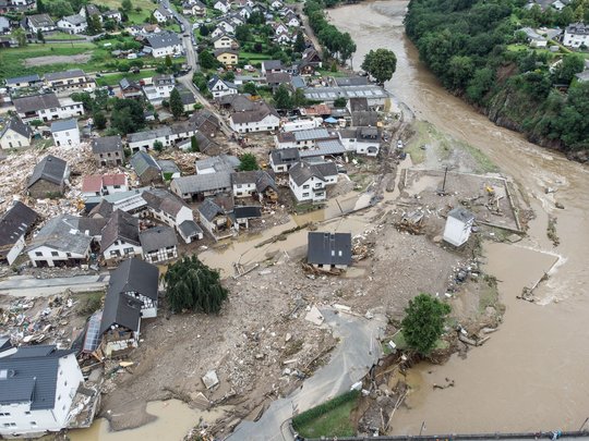 Weitgehend zerstört und überflutet ist das Dorf im Kreis Ahrweiler nach dem Unwetter mit Hochwasser (Aufnahme mit einer Drohne). Dabei hat die Flut Äste und Unrat ins Innere des Ortes gespült, wo sie sich auftürmen.