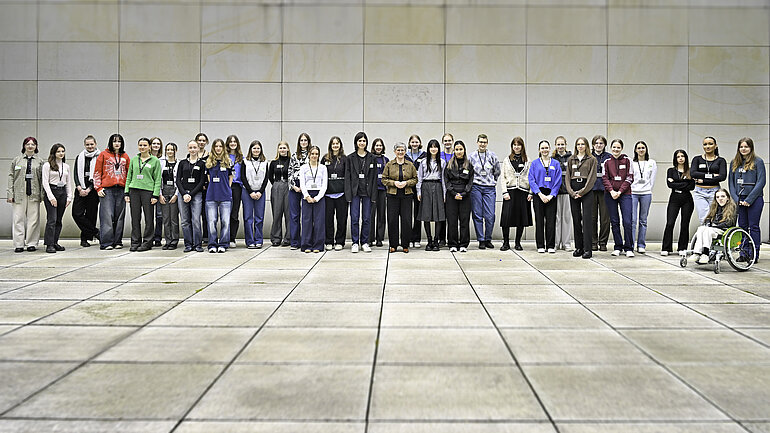 Die Teilnehmerinnen des Girls' Day 2024 mit der Fraktionsvorsitzenden Britta Haßelmann.