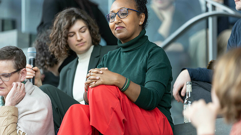Awet Tesfaiesus, MdB, nimmt an der Veranstaltung teil, neben ihr sitzt die Filmemacherin Anne Isensee.
