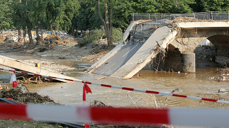  Eine zerstörte Brücke über der Ahr, nach dem Unwetter in Rheinland-Pfalz