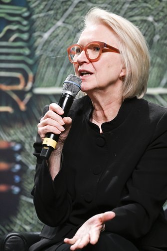 Eine Dame spricht ins Mikrofon