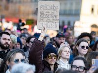 Eine Frau hält auf einer Demonstration ein Schild hoch "Friedrich, wo sind die Gesetzte, die uns Töchter schützen?".