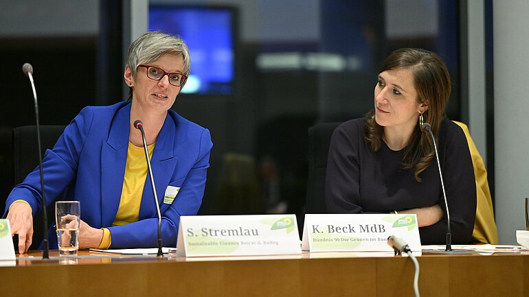 Katharina Beck MdB hörte im Forum 3 Silke Stremlau zu, Vorsitzende, Sustainable Finance Beirat der Bundesregierung.