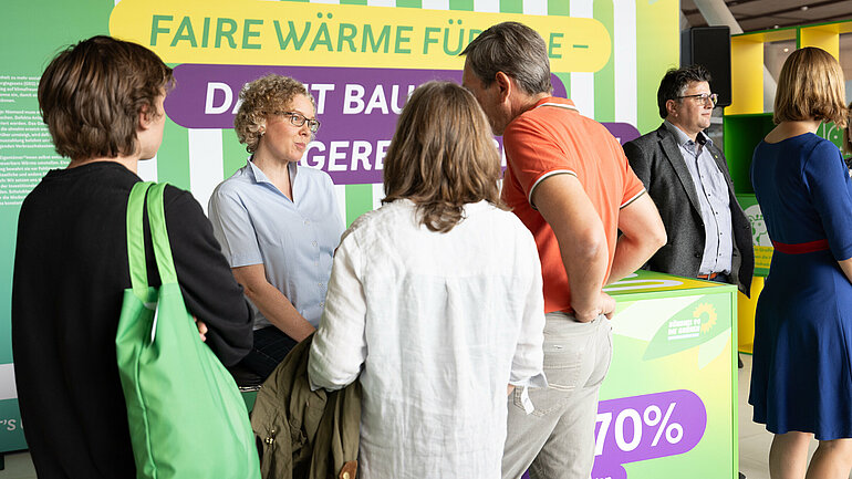 Julia Verlinden und Boris Mijatovic am grünen Fraktionsstand beim TEA 2023