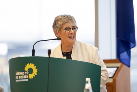 Britta Haßelmann am Redepult vor einem Fenster