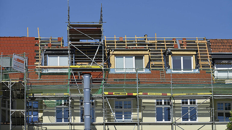 Blick auf das im Ausbau befindliche Dach eines Mehrfamilienhauses.