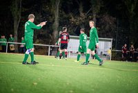 Wolfgang Helm (links im Bild) beim Derby gegen den FC Bundestag im "Gespräch" mit Grüne Tulpe-Kapitän Stefan Witt. Das Spiel fand anlässlich von "35 Jahre Grüne Tulpe" im Herbst 2018 im Berliner Poststadion statt. 