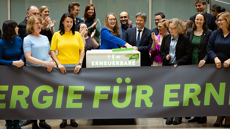 Mitglieder der grünen Bundestagsfraktion bei einer Bildaktion.