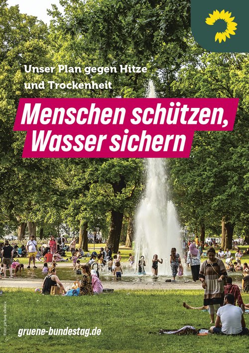 Ein Stadtpark mit einem Springbrunnen in der Mitte und vielen Menschen drumherum, darüber der Titel "Menschen schützen, Wasser sichern"