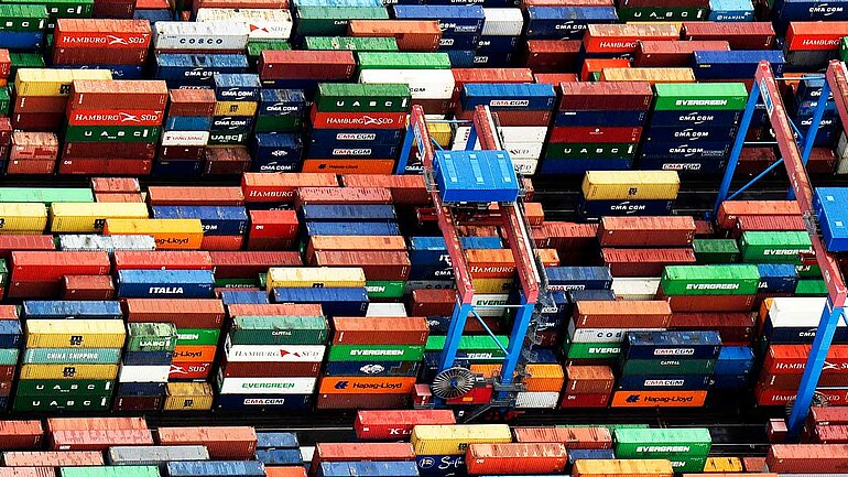 Container im Hamburger Hafen aus der Vogelperspektive.