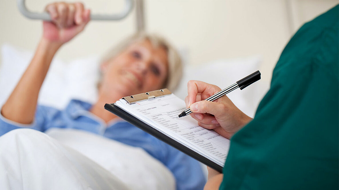 Krankenschwester notiert Patientendaten