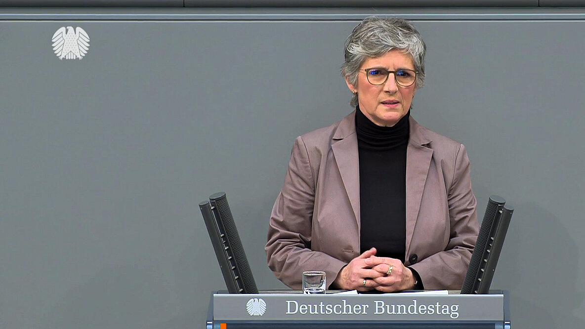 Die grüne Fraktionsvorsitzende Britta Haßelmann am Redepult des Deutschen Bundestages.