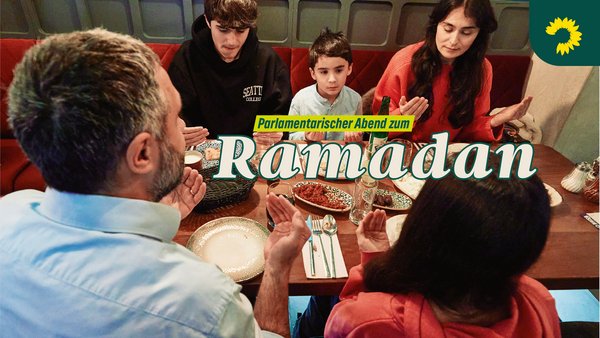 Eine Familie, Mutter, Vater, ein Junge, ein Teenager-Junge, ein Mädchen sitzen im Restaurant beim Abendessen und beten mit offenen Händen vor sich